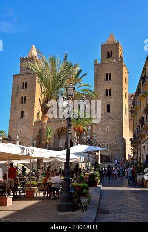 Kathedrale der Verklärung der Basilika im arabischen-normannischen Stil am 28. September 2019 Cefalu Italien Stockfoto