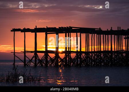 Sonnenuntergang am Tonle Sap Lake in Siem Reap in Kambodscha mit einer Holzkonstruktion im Vordergrund Stockfoto