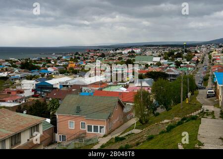 Überblick über Punta Arenas an der Straße von Magellan im Süden Chiles an einem Überholungstag. Stockfoto