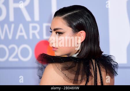 Charli XCX kommt bei den Brit Awards 2020 in der O2 Arena in London an. Stockfoto