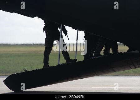 Magdeburg, Deutschland. Februar 2020. Soldaten klettern auf dem Flugplatz in eine luftwaffentransall. Logistikexperten der Bundeswehr demonstrierten das schnelle Be- und Entladen von Transportflugzeugen mit Einsatzmaterial und Personal am Flughafen Magdeburg. Soldaten des Logistik-Bataillon 171 Sachsen-Anhalt hatten bereits in der Woche zuvor eine Luftübergabestelle einschließlich Sicherheitskontrolle für Personen und Gepäck eingerichtet. Kredit: Klaus-Dietmar Gabbert / dpa-Zentralbild / ZB / dpa / Alamy Live News Stockfoto