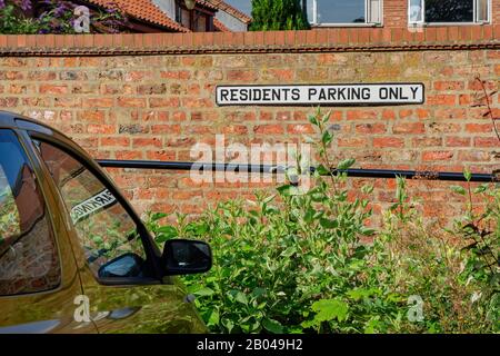 Parkbereich für Anwohner in York, Großbritannien Stockfoto