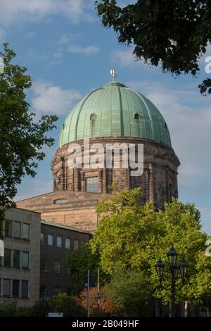 Die Kuppel der St. Elisabethkirche (St. Elisabethkirche) in Nürnberg, Bayern, Deutschland. Stockfoto
