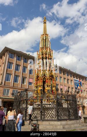 Schöner Brunnen in Nürnberg, Bayern, Deutschland. Stockfoto