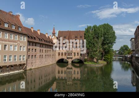 Blick auf Kreuzigungshof und Pegnitz von der Museumsbrücke in Nürnberg, Bayern, Deutschland. Stockfoto