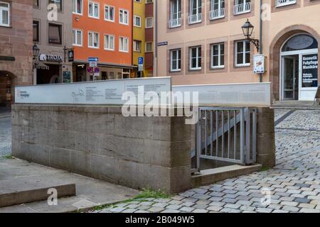 Eintritt in den Kunstbunker des zweiten Weltkriegs (Felsengaenge) am Albrecht-Dürer-Platz, Nürnberg, Bayern, Deutschland. Stockfoto