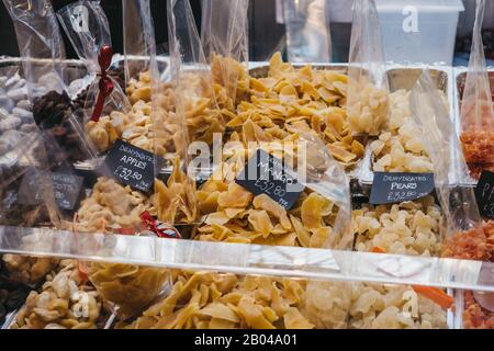 Auswahl an dehydrierten und getrockneten Früchten, die auf einem Lebensmittelmarkt in London, Großbritannien, verkauft werden. Stockfoto