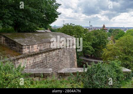 Blick von einem Teil der Stadtmauern über die Altstadt von Nürnberg, Bayern, Deutschland. Stockfoto