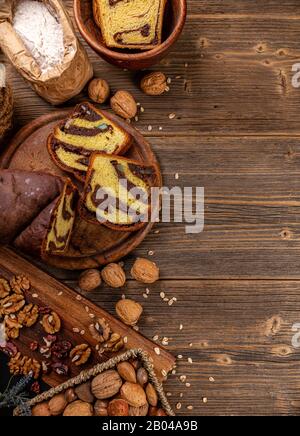 Flaches, brioche Lay mit süßem Laib und Walnüssen Stockfoto