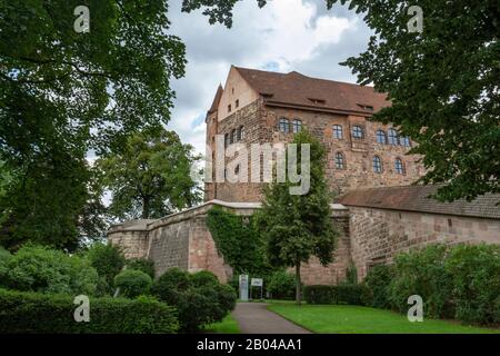 Blick auf die Kaiserburg Nürnberg Kaiserburg Nürnberg (Nürnberger Burg) vom Burggarten in Nürnberg, Bayern, Deutschland. Stockfoto