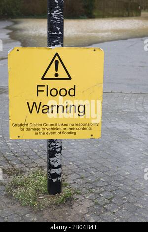 Hochwasser-Warnschild für den Fluss Stour, der seine Ufer platzt, Shipston-on-Stour in South Warwickshire Stockfoto