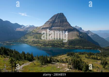 Blick auf den Bearhat Mountain über Dem Hidden Lake am Logan Pass im Glacier National Park, Montana, Vereinigte Staaten. Stockfoto