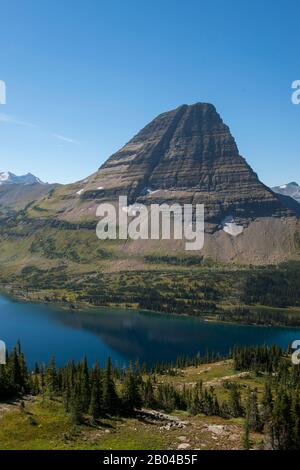 Blick auf den Bearhat Mountain über Dem Hidden Lake am Logan Pass im Glacier National Park, Montana, Vereinigte Staaten. Stockfoto