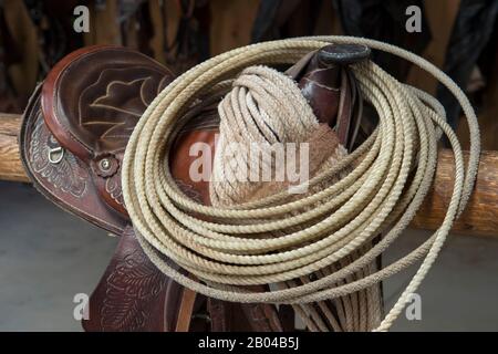 Sattel und Lasso in der Averill's Flathead Lake Lodge, einer Dude Ranch in der Nähe von Kalispell, Montana, Vereinigte Staaten. Stockfoto