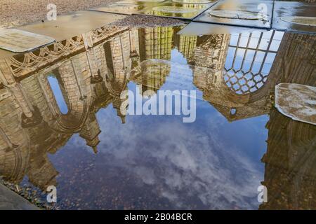 Blick auf die Ruinen der Holyrood Abbey in Edinburgh, Großbritannien Stockfoto