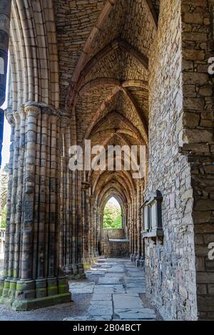 Blick auf die Ruinen der Holyrood Abbey in Edinburgh, Großbritannien Stockfoto