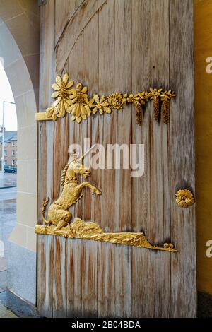 Holztür mit goldener Dekoration der Queent's Gallery in Edinburgh, Großbritannien Stockfoto