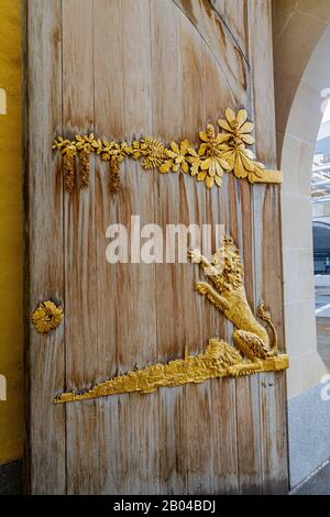 Holztür mit goldener Dekoration der Queent's Gallery in Edinburgh, Großbritannien Stockfoto