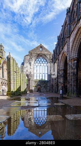 Blick auf die Ruinen der Holyrood Abbey in Edinburgh, Großbritannien Stockfoto