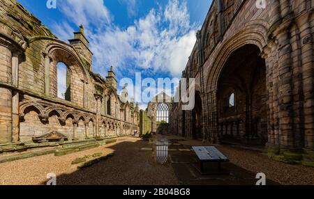 Blick auf die Ruinen der Holyrood Abbey in Edinburgh, Großbritannien Stockfoto