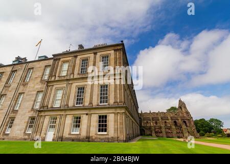 Blick auf die Ruinen der Holyrood Abbey in Edinburgh, Großbritannien Stockfoto