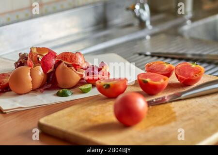 Lebensmittelabfälle und -Reste bei der Zubereitung von Speisen in der Küche. Stockfoto