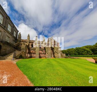 Blick auf die Ruinen der Holyrood Abbey in Edinburgh, Großbritannien Stockfoto