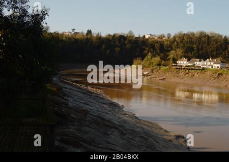 Das schlammige Wasser des Flusses Wye von der Old Town Bridge in Chepstow aus gesehen. Der Fluss markiert hier die Grenze zwischen England (rechts) und Wales. Stockfoto