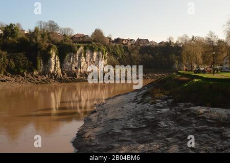 Blick auf Tutshill, Gloucestershire, England, über den Fluss Wye von der walisischen Seite der Old Wye Bridge Stockfoto