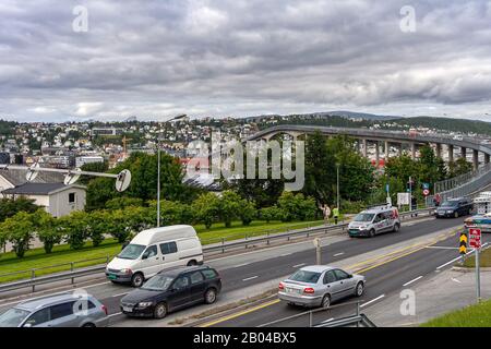 Stadtlandschaft der Stadt Tromso in Norwegen. Belebte Straße mit Brücke zum Stadtzentrum. Tromsø, County of Troms Og Finnmark, Norwegen Stockfoto