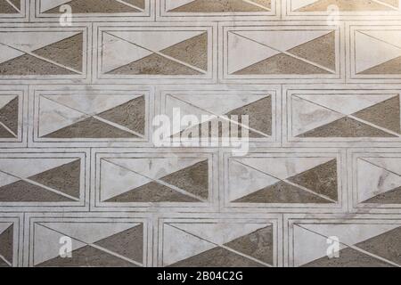 Geometrisches Ornament an der Wand. Sgraffito-Technik. Umschlagfassade. Stockfoto