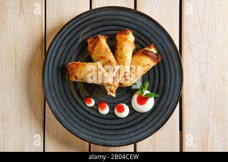 Blick auf dünne Pfannkuchen mit Fruchtfüllung Stockfoto