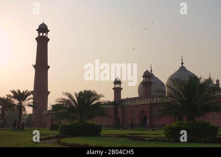 Minarett der Badshahi Moschee (Kaiser-Moschee) gebaut im Jahr 1673 von der Moghul-Kaiser Aurangzeb in Lahore, Pakistan Stockfoto