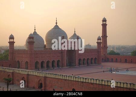 Kuppeln der Kaiser die Badshahi Moschee (Moschee) im Jahre 1673 durch den Großmogul Aurangzeb in Lahore, Pakistan gebaut Stockfoto