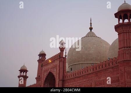 Badshahi Moschee von der Seite in dunklem Licht, Pakistan 2019 Stockfoto