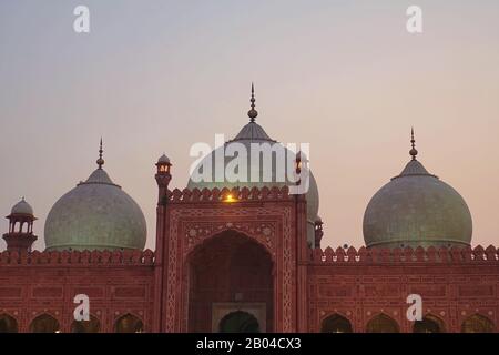 Kuppeln der Muhgal Badshahi Moschee in einem klaren Abend, Lahore Pakistan 2019 Stockfoto