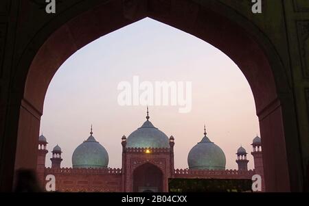 Blick auf die Domes der Badshahi Moschee in einem klaren Abend, Lahore Pakistan 2019 Stockfoto