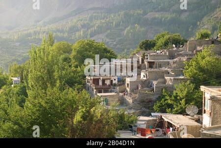 Ein Dorf im Hunza-Tal, umgeben von Bergen und Waldbäumen. Karimabad, Gilgit Baltistan, Pakistan. Stockfoto