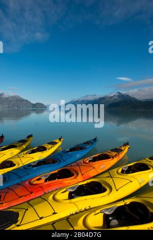 Seekayaks neben dem Kreuzfahrtschiff Safari Endeavour mit Tarr Inlet und dem Grand Pacific Glacier im Hintergrund im Glacier Bay National Park, Southeast Al Stockfoto