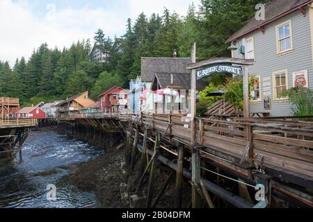 Blick auf die Creek Street, den ehemaligen Red Light District in Ketchikan, Südost-Alaska, USA. Stockfoto