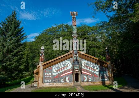 Blick auf das Clanhaus im Totem Bight State Historical Park in Ketchikan, Südost-Alaska, USA. Stockfoto