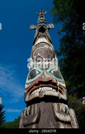 Tlingit Totempfahl (#5 Pole on the Point) im Totem Bight State Historical Park in Ketchikan, Südost-Alaska, USA. Stockfoto