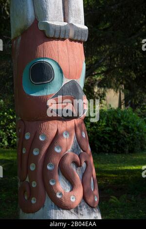 Details zu Haida Totem Poles (#7 Land Otter Pole) im Totem Bight State Historical Park in Ketchikan, Südost-Alaska, USA. Stockfoto