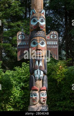 Tlingit Totempfahl (#12 Tlingit Kadjuk Bird Pole) im Totem Bight State Historical Park in Ketchikan, Südost-Alaska, USA. Stockfoto