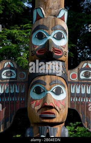 Details zum Totempfahl von Tlingit (#12 Tlingit Kadjuk Bird Pole) im Totem Bight State Historical Park in Ketchikan, Südost-Alaska, USA. Stockfoto