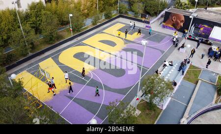 Neapel, Kampanien, Italien. Februar 2020. Spieler der italienischen Basketballnationalelf besuchen die Einweihung des Kobe Bryant gewidmeten Basketballplatzes. Kredit: Fabio Sasso/ZUMA Wire/Alamy Live News Stockfoto