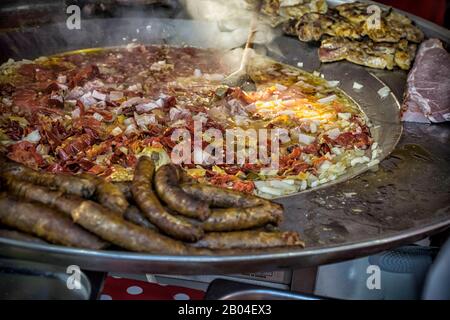 Ein großer Teller mit gemischtem serbisch gegrilltem Fleisch auf dem Straßenstall Stockfoto