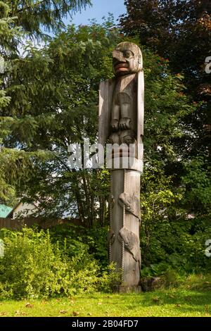 Tlingit Totempfahl im Park in der Stadt Wrangell auf der Insel Wrangell, Tongass National Forest, Südost-Alaska, USA. Stockfoto
