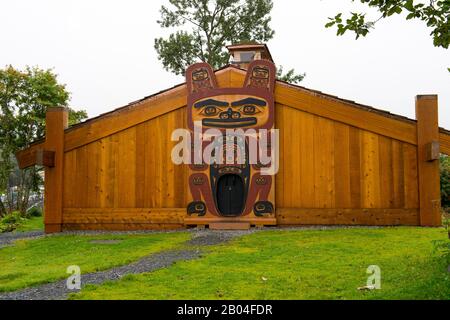 Tlingit Clan House auf Chief Shakes Island, einem Historischen Monument in der Stadt Wrangell auf Wrangell Island, Tongass National Forest, Südost-Alaska, USA. Stockfoto