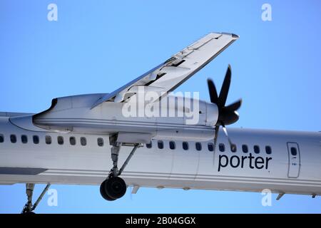 DHC-8 Porter Airlines C-GLQD Landing at YOW, Ottawa, Canada, 17. Februar 2020 Stockfoto